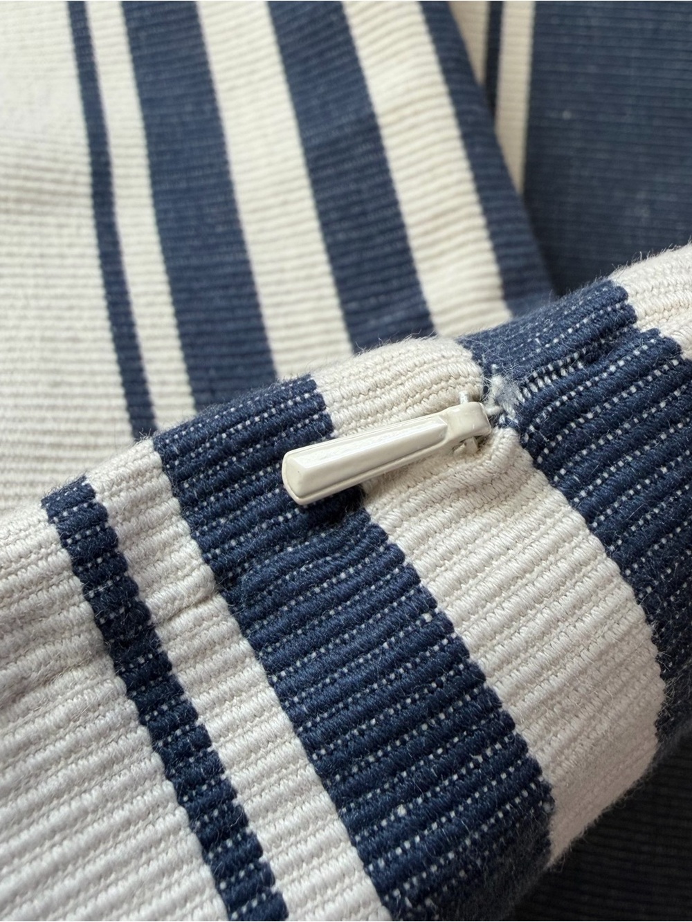 Pottery Barn Blue Off-White Stripe Pillow Cover 24x24 Cotton Coastal NWOT - Picture 6 of 8